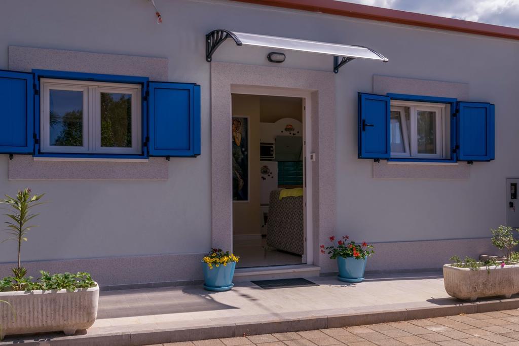 Beachfront House With Private Jacuzzi And Garden Zadar Luaran gambar